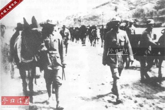 资料图:八路军总部炮兵团山炮连在行军训练途中。