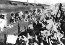 1931年,日本冈山车站,民众欢送出征中国的日军部队