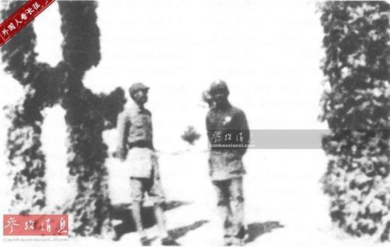 资料图:1938年8月,八路军总部炮兵团团长武亭(右)、政委邱创成在陕西洛川合影。