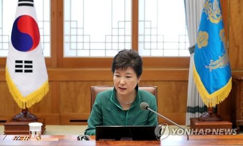 9月22日,朴槿惠在青瓦台举行的首席秘书官会议上发言。图片来源:韩联社