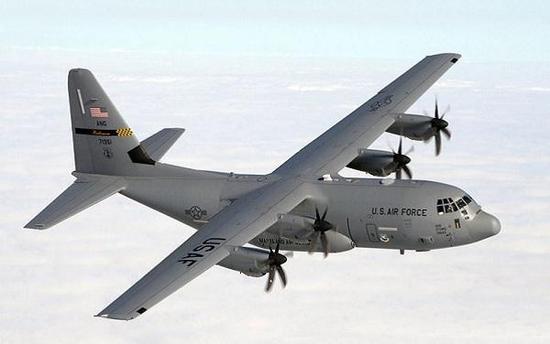 凭借较大的机翼,C-130J在载荷、航程方面占优
