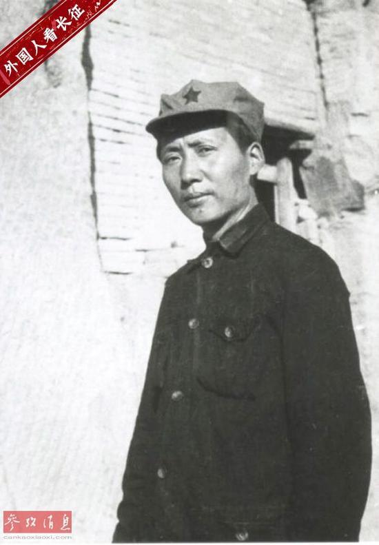 资料图:1936年斯诺在陕北保安为毛泽东拍摄的照片。