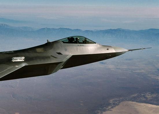 F-22打开航炮的隐身舱门,准备进行射击试验