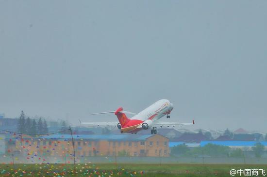 B-3322机起飞