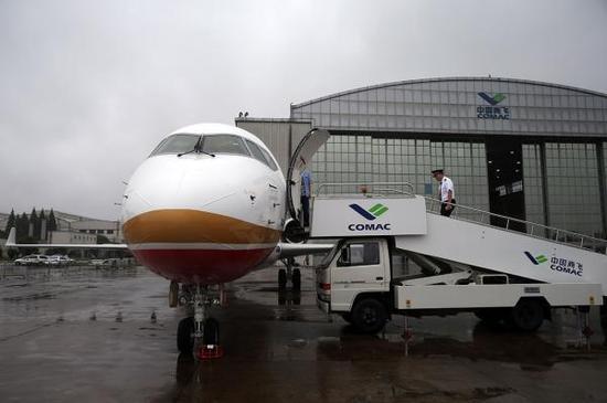 B-3322号机停放在中国商飞的机库前,准备起飞。(澎湃新闻 赵昀 图)