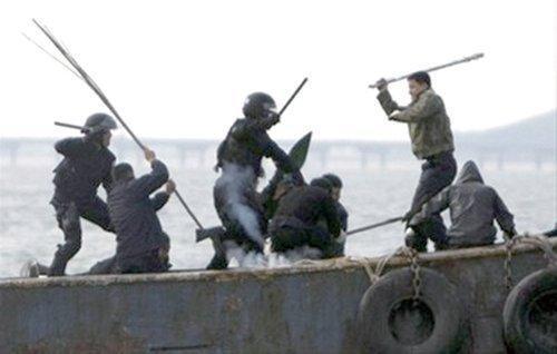 资料图:中国渔民和韩国海警在海上发生冲突