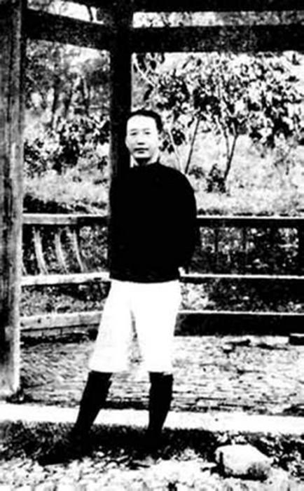 这是瞿秋白临刑前在长汀中山公园凉亭前的留影(资料照片)。