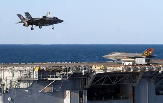 正在两栖攻击舰上面测试的F-35B