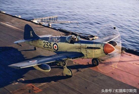 图片:“悉尼”号航空母舰曾经使用的萤火虫舰载攻击机。