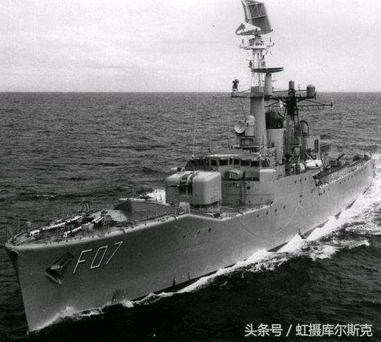 图片:护卫“悉尼”号的护航驱逐舰“亚拉”号。