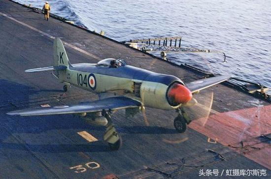 图片:澳大利亚“悉尼”号航空母舰曾经使用的海怒舰载战斗机。