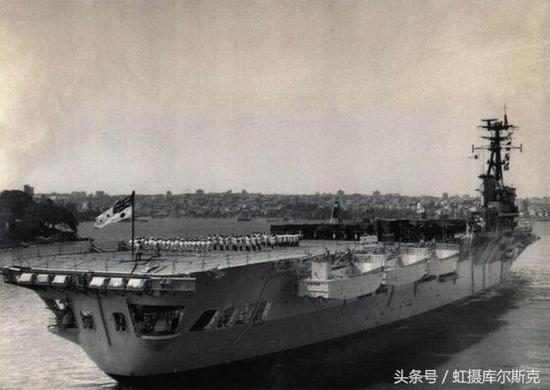 图片:改装后的“悉尼”号尾部两侧吊装了一排LCM登陆艇。