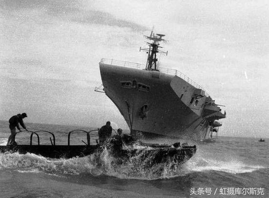 图片:在槟榔屿澳大利亚陆军DUCK-353两栖运输车驶向“悉尼”号进行转运作业。