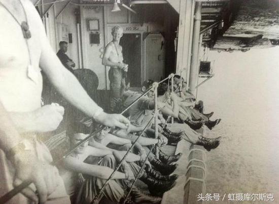 图片:“悉尼”号内实在太热,这是船舷边乘凉的士兵。