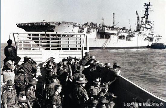 图片:澳大利亚陆军士兵乘坐LCM人员登陆艇驶向“悉尼”号。