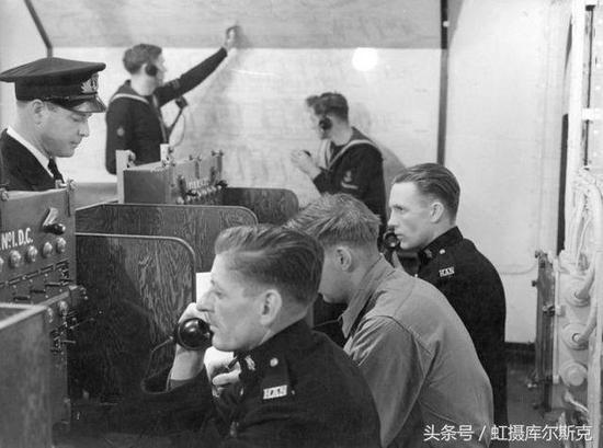 图片:“悉尼”号航母作战指挥中心。