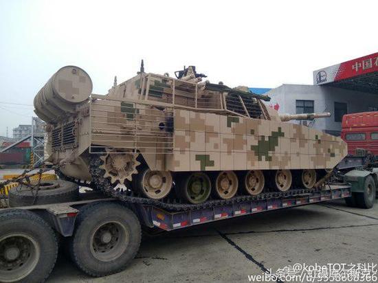 图片:网友加油站拍摄到的赴展车队,这是最吸引人的某最新型轻型坦克。