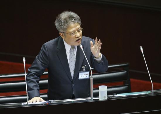 10月17日,台湾大法官提名人之一许志雄在“立法院”接受质询