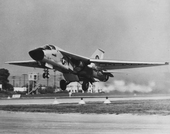 F-111B 翼下挂载不死鸟空空导弹