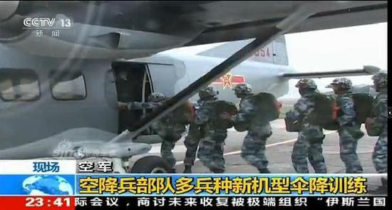 运-12(近)和运-5(远)同时出现一个镜头之中,显现空降兵训练飞机完成新老交替