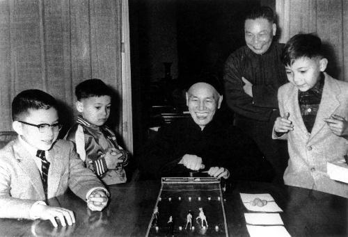 蒋介石与孙子们玩游戏性(资料图)