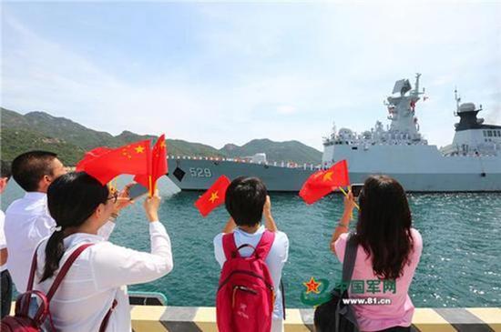 图片:中国护航编队顺访越南金兰湾。