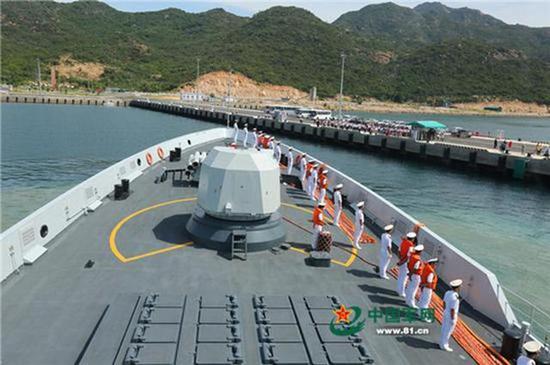 图片:“新湘潭”舰(531)缓缓靠上越南金兰湾码头。