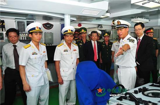 图片:在“湘潭”舰上参观的越南海军军官,从中国军官自豪的笑容,到越南军官的表情,可以看出许多内容。
