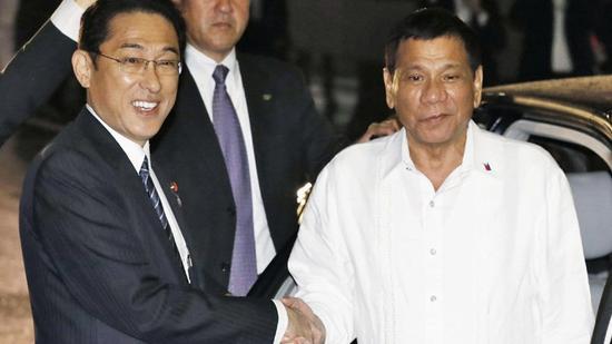 日本外相岸田文雄迎接菲律宾总统杜特尔特(来源:日本共同社)