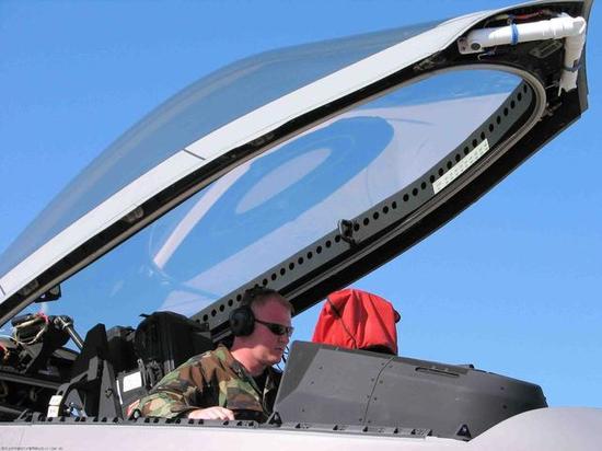 F-22为使抛盖时间更短,在座舱盖前缘安装了小型的抛盖火箭,系统反应时间控制在0.3秒以下。