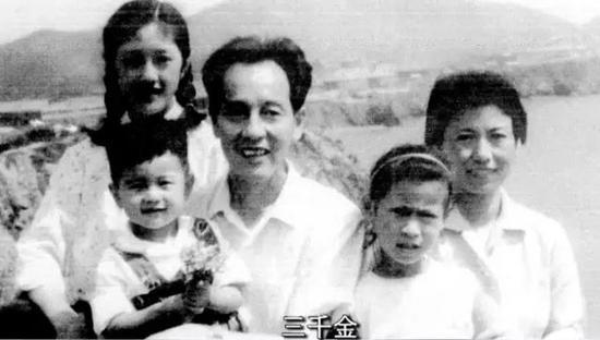 黄旭华和妻子女儿的合影