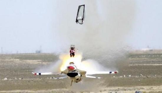 F-16战机的先抛盖后弹射方式。