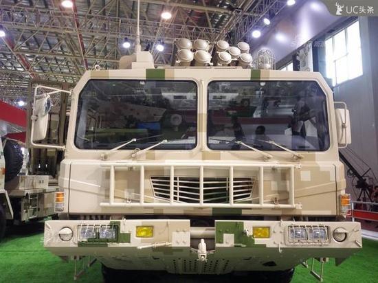 中国的北方工业公司的AR-3型多管远程火箭炮系统将再次亮相珠海航展。火炮采用8×8轮式高机动汽车的底盘,与已经装备并开始出口的AR1A和AR2火箭炮相同。