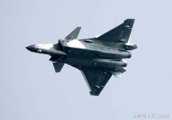 图注:歼20超低空飞行