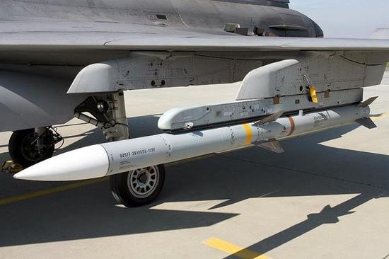 图:AIM-120-C5,体积远比霹雳-12紧凑得多