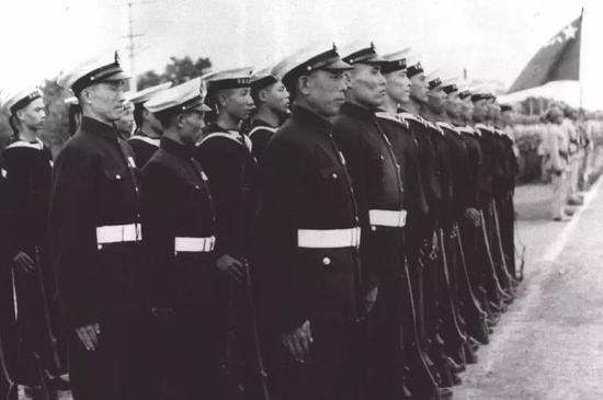 1949年10月1日,开国大典上的海军官兵。