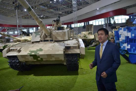 兵器工业集团发言人正在介绍VT-5轻型主战坦克