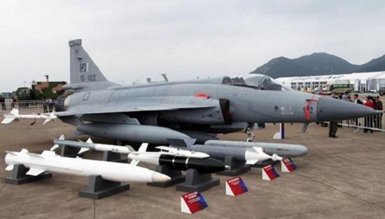 珠海航展JF-17进行武器展示