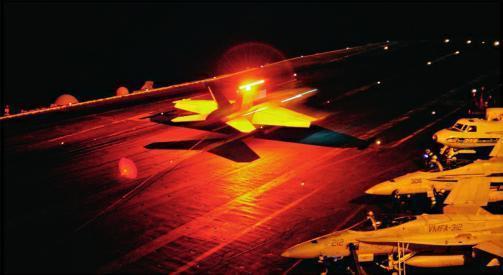 美国第 32 战斗攻击机中队的一架 F/A-18F降落在“杜鲁门” 号航母上