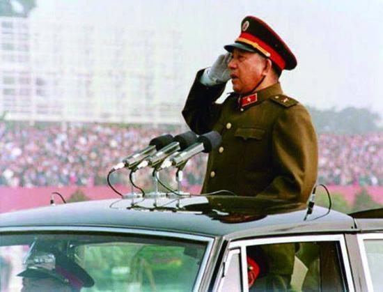 秦基伟在国庆35周年大阅兵仪式上担任阅兵总指挥