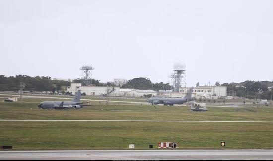 资料图:在冲绳旅游的中国网友造访了嘉手纳空军基地和那霸基地,拍摄到了其中的大量军事武器装备