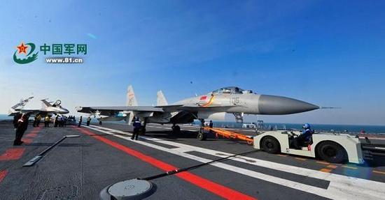 挂载国产主动雷达制导空空导弹的歼-15战斗机