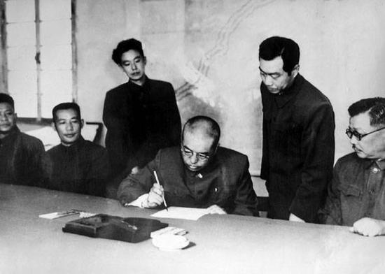 中国人民志愿军司令员兼政治委员彭德怀在停战协定上签字(资料图)