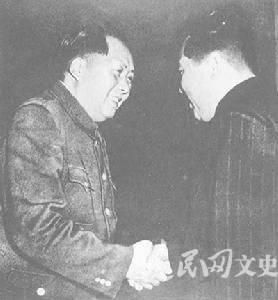 1953年,毛泽东与金日成热烈握手(资料图)