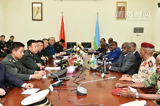 吉布提总理卡米勒与范长龙举行会谈,吉国防部长巴赫敦、总参谋长扎卡里亚参加。