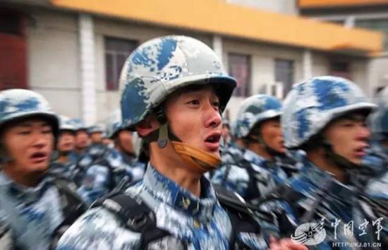 空降兵某通信团组织全体官兵