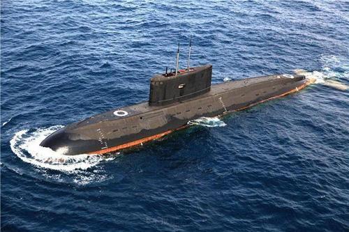 5月份,南海舰队某潜艇支队,两艘潜艇开赴预定海域展开激烈对抗
