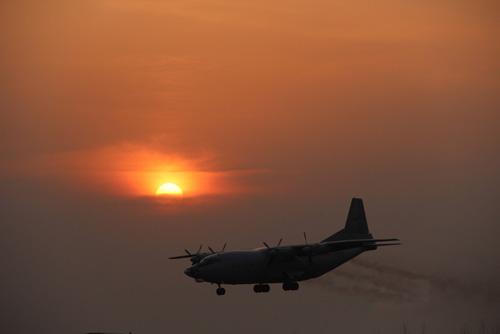 3月份,海军航空兵预警机、警戒机直抵某海域开展超低空蛇形机动飞行训练。