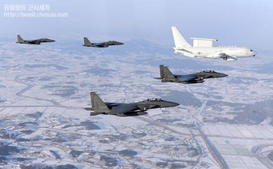 图片:韩国空军F-15K战斗机为E-737预警机护航。