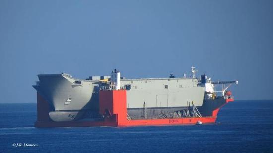运送“堪培拉”号两栖攻击舰的“蓝色马林鱼”号大型半潜船